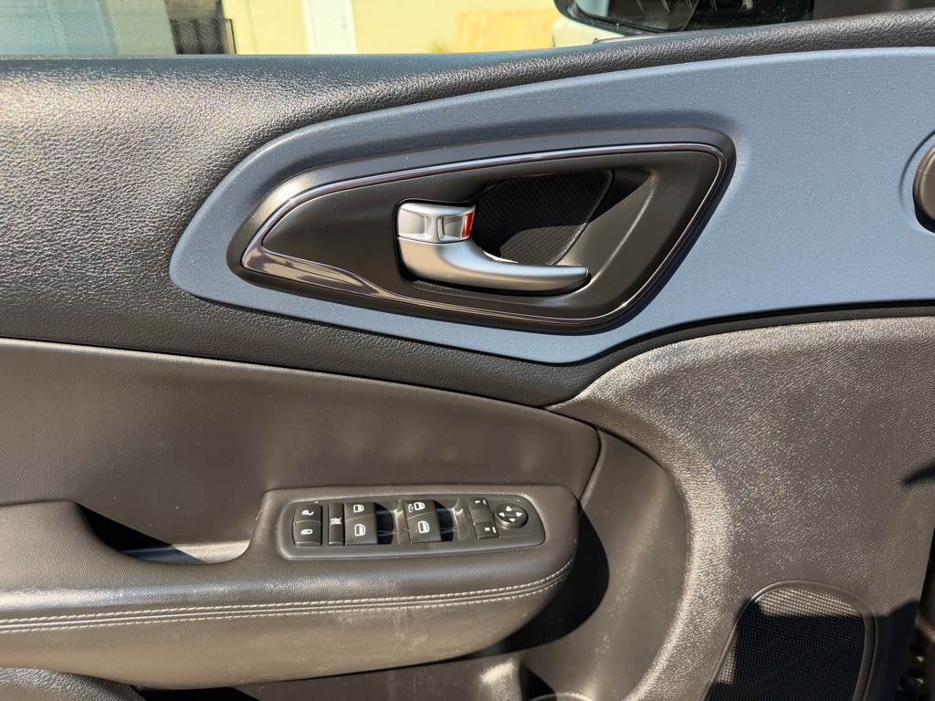 2016 Chrysler 200 Image 15