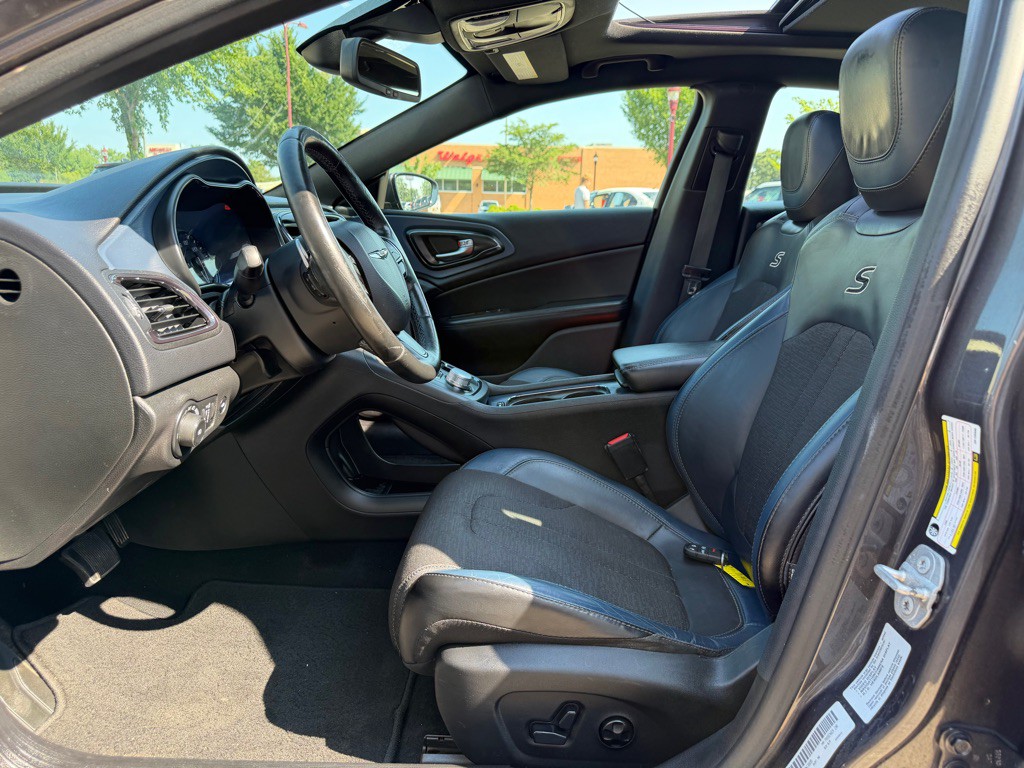 2016 Chrysler 200 Image 16