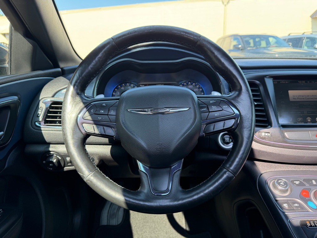 2016 Chrysler 200 Image 17
