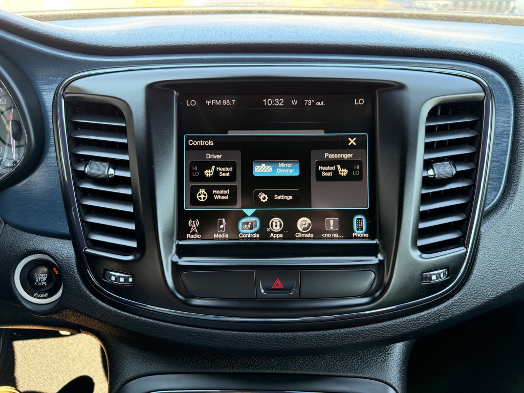 2016 Chrysler 200 Image 21