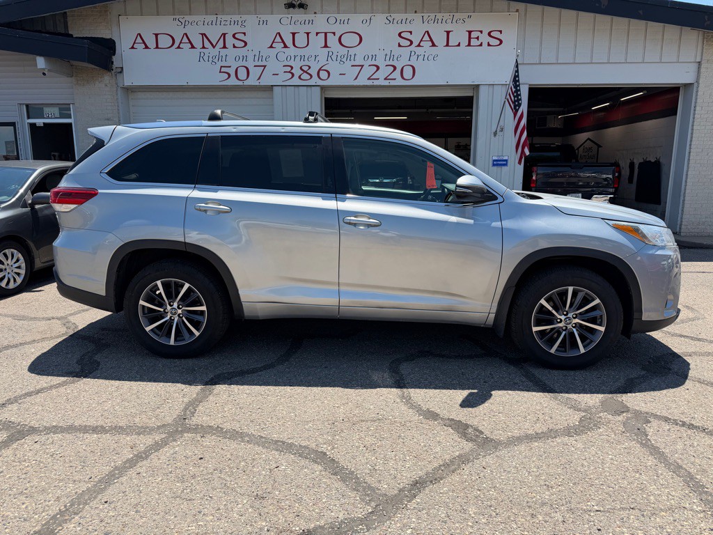2017 Toyota Highlander Image 2