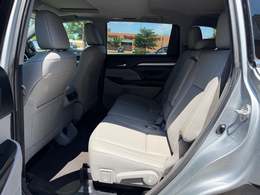 2017 Toyota Highlander Image 12