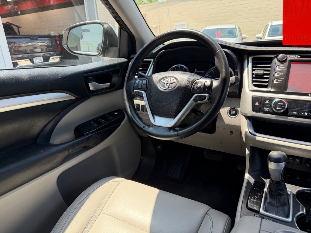 2017 Toyota Highlander Image 16