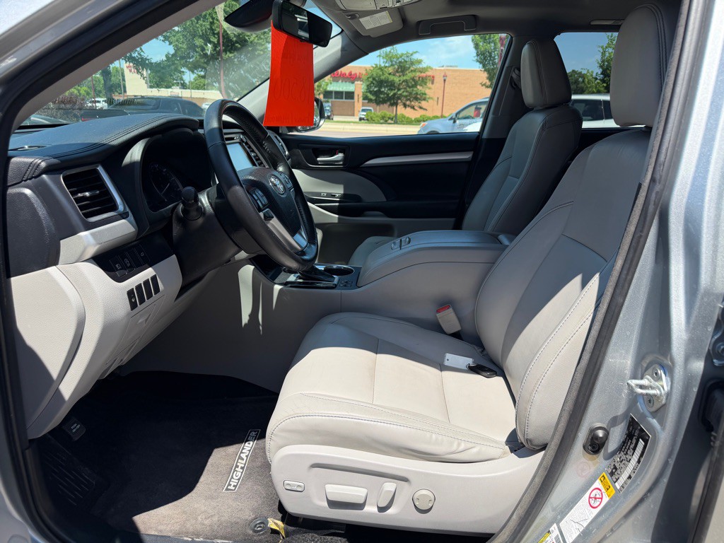 2017 Toyota Highlander Image 19
