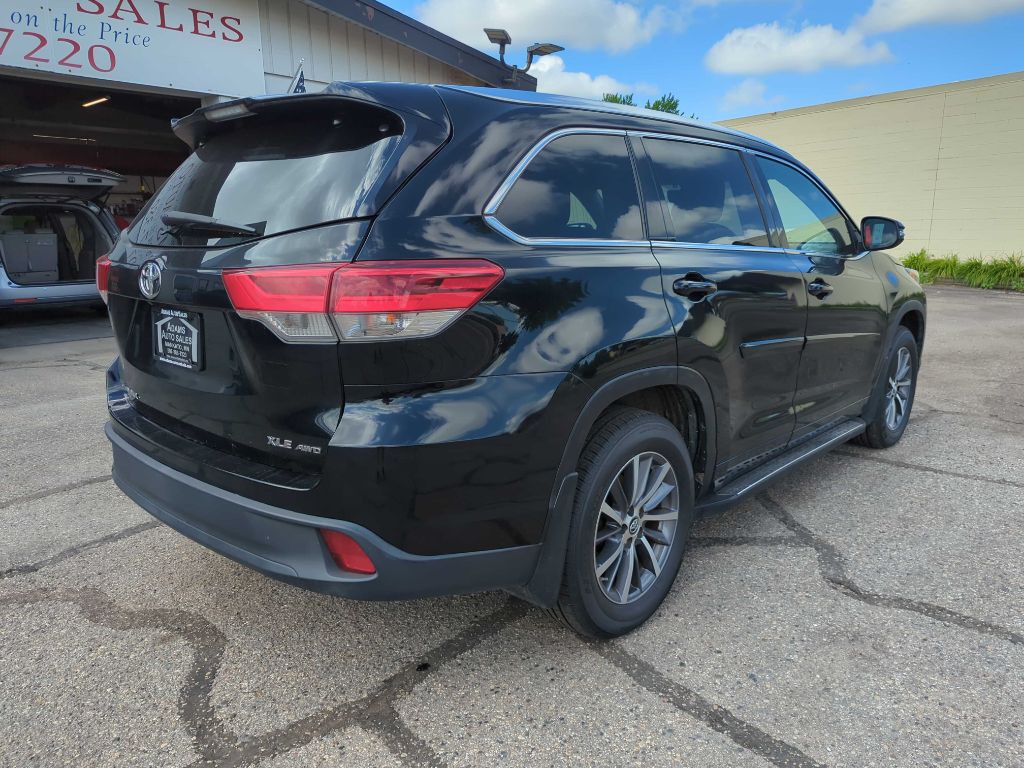 2017 Toyota Highlander Image 2