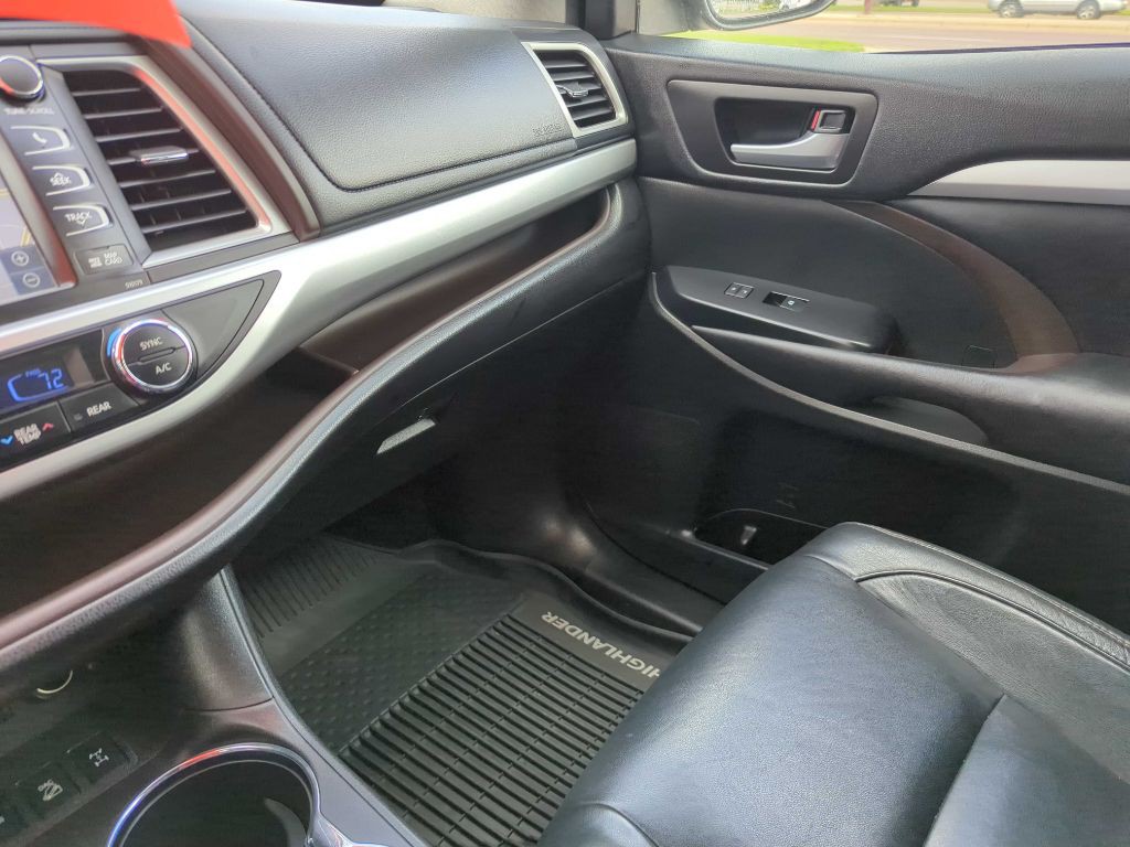 2017 Toyota Highlander Image 26