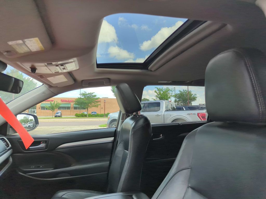 2017 Toyota Highlander Image 28