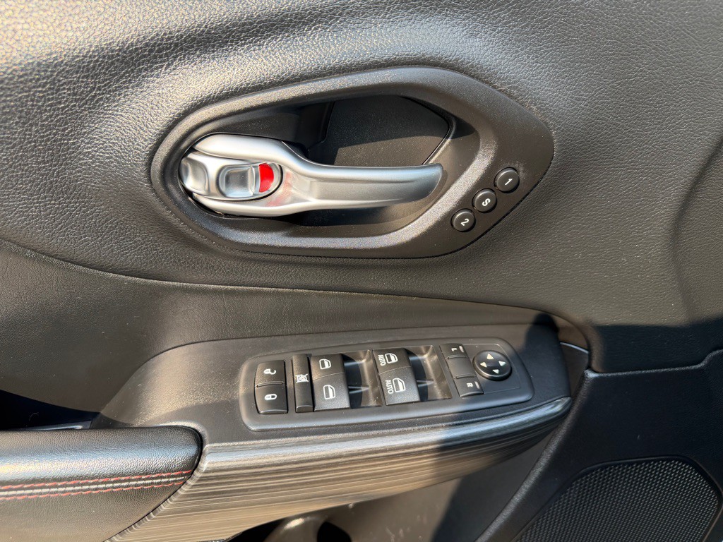 2017 Jeep Cherokee Image 17