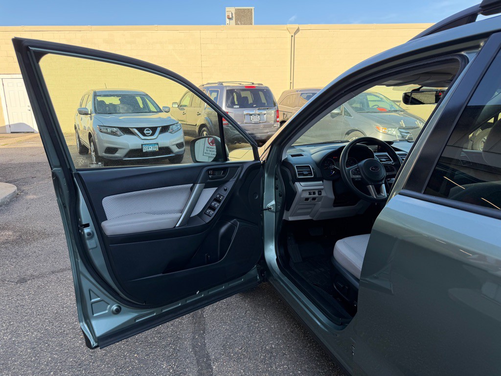 2017 Subaru Forester Image 14