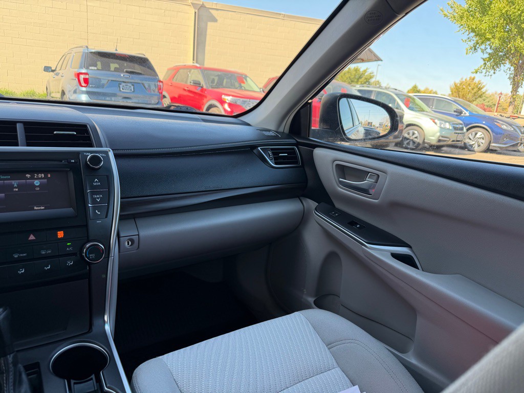 2017 Toyota Camry Image 8