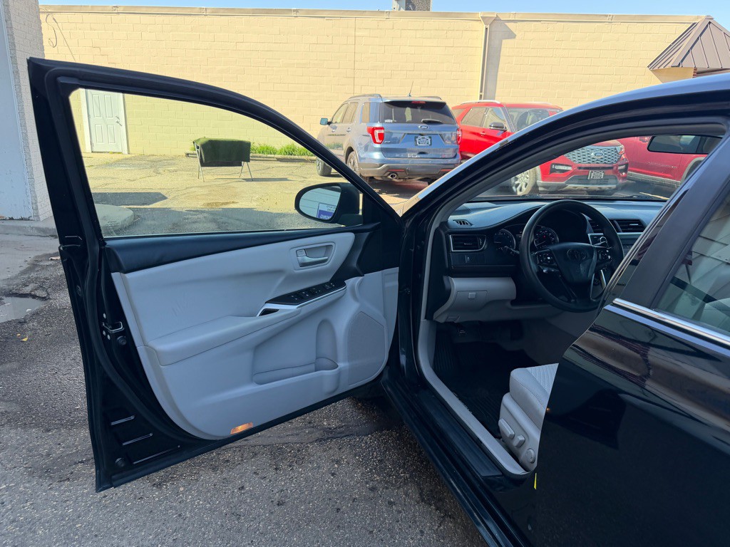 2017 Toyota Camry Image 11