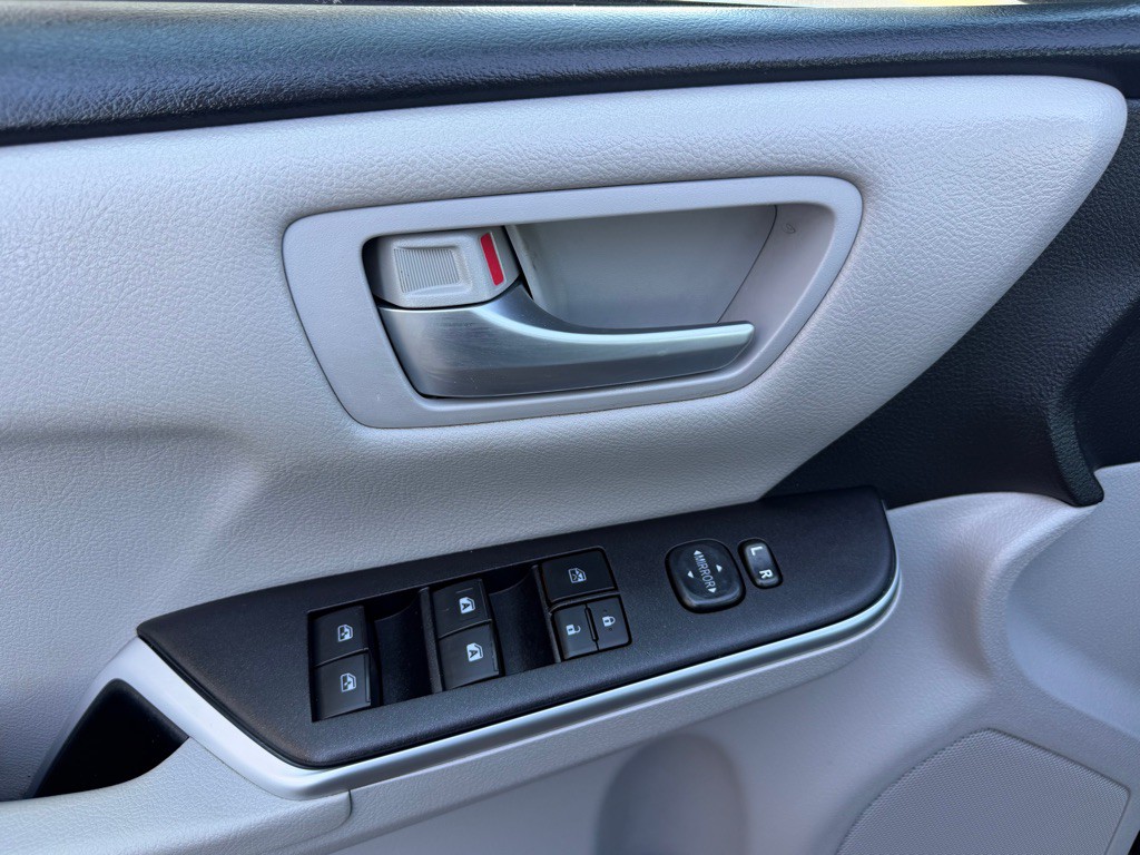 2017 Toyota Camry Image 12