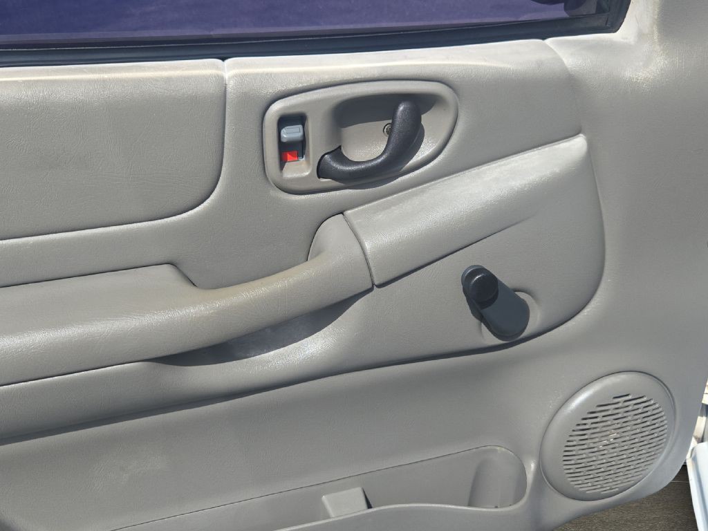 2001 Chevrolet S10 Image 7