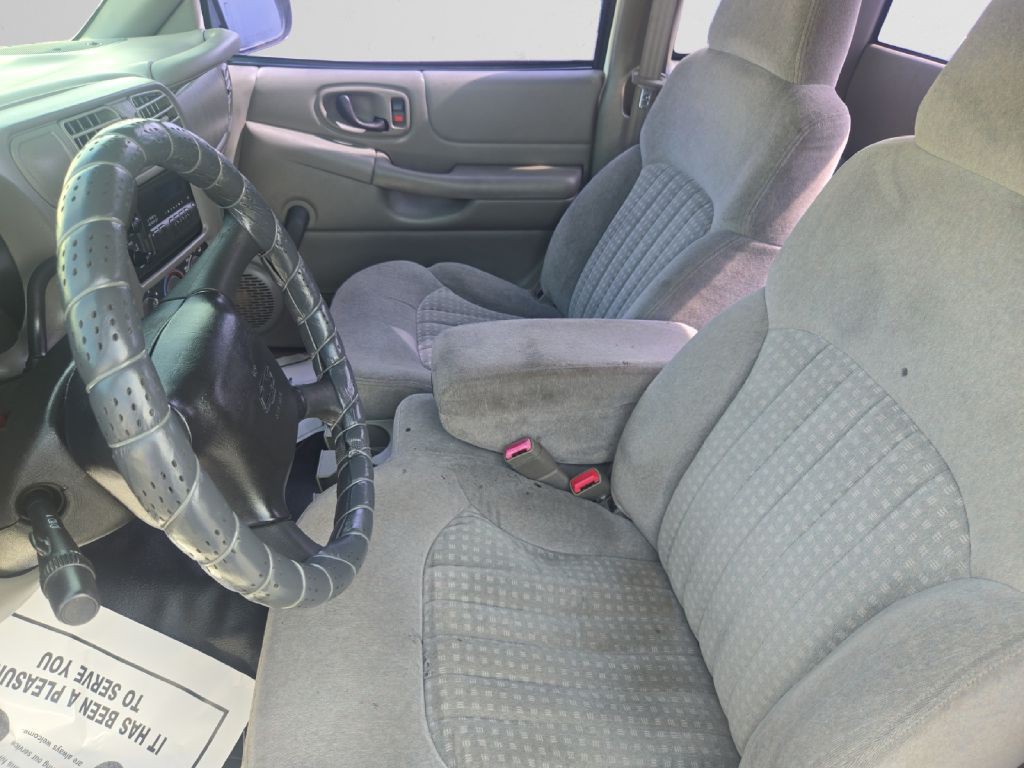 2001 Chevrolet S10 Image 8