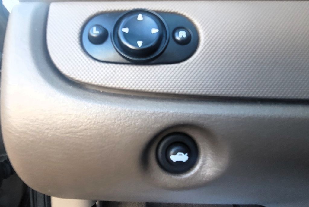 2003 Chrysler Sebring Image 12