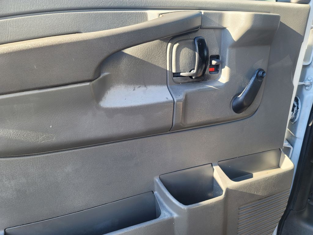 2003 Chevrolet Express Image 2