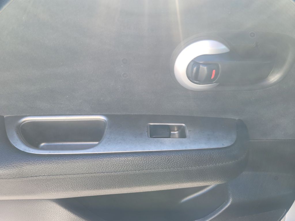 2012 Nissan Versa Image 9
