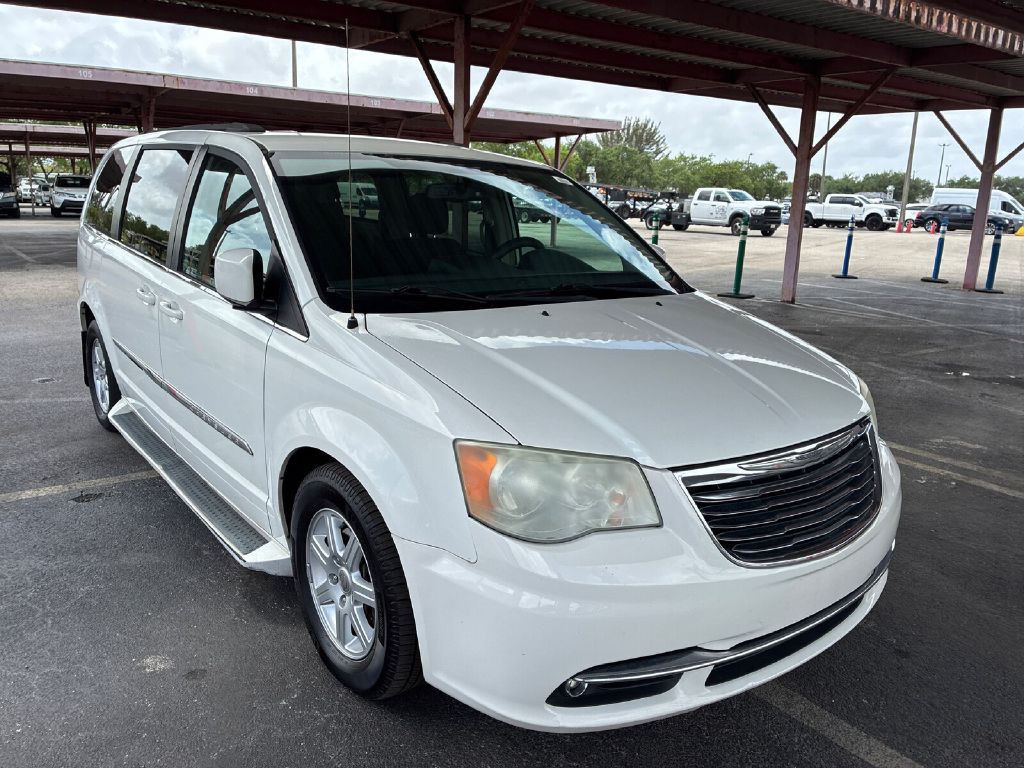 2011 Chrysler Town & Country Image 1