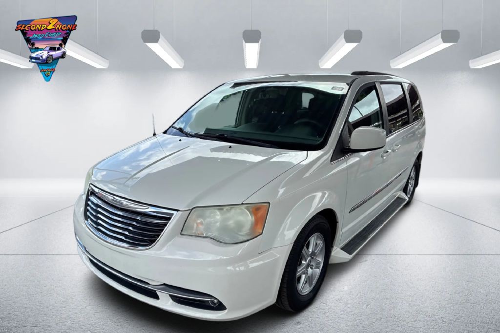 2011 Chrysler Town & Country Image 3