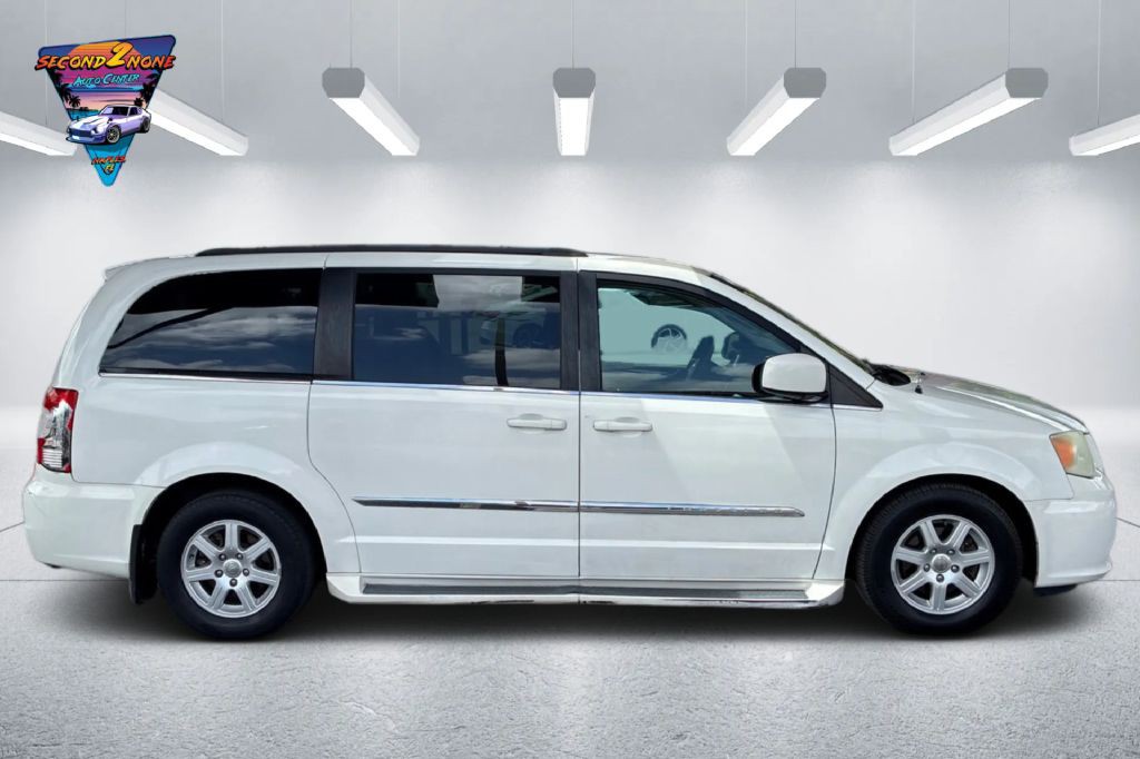 2011 Chrysler Town & Country Image 4