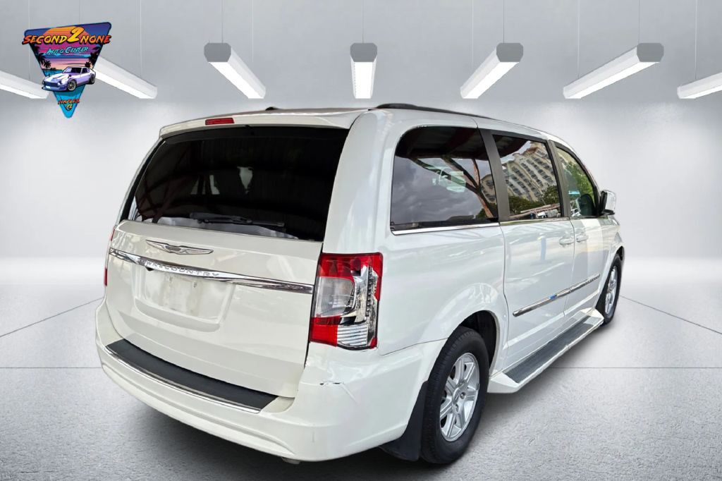 2011 Chrysler Town & Country Image 5