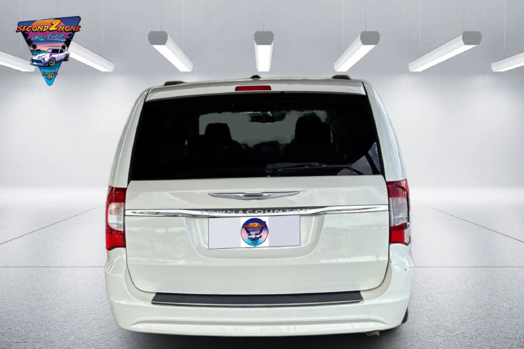 2011 Chrysler Town & Country Image 6