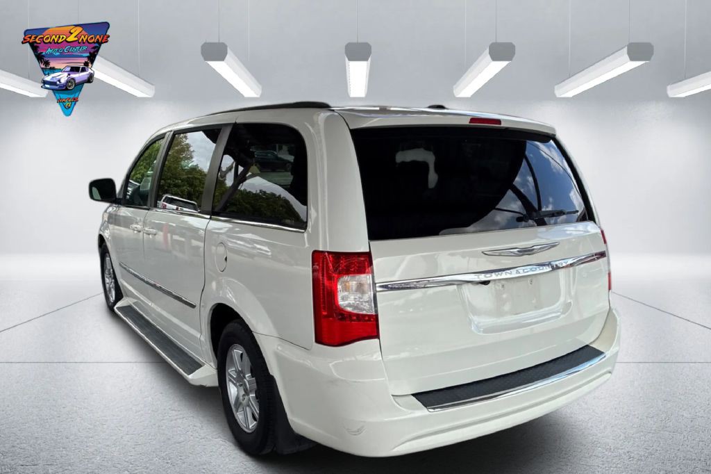 2011 Chrysler Town & Country Image 7