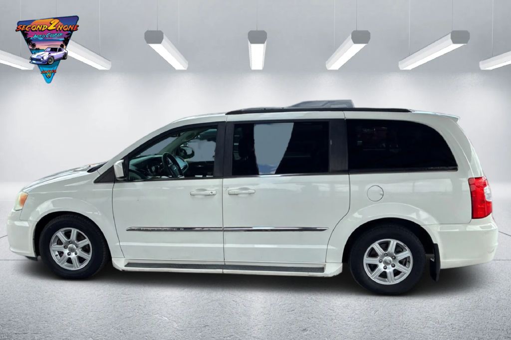 2011 Chrysler Town & Country Image 8
