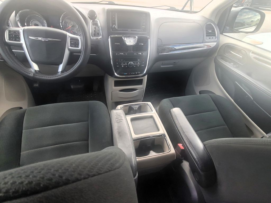 2011 Chrysler Town & Country Image 11