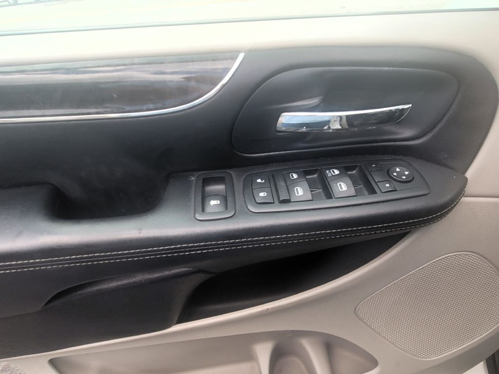 2011 Chrysler Town & Country Image 13