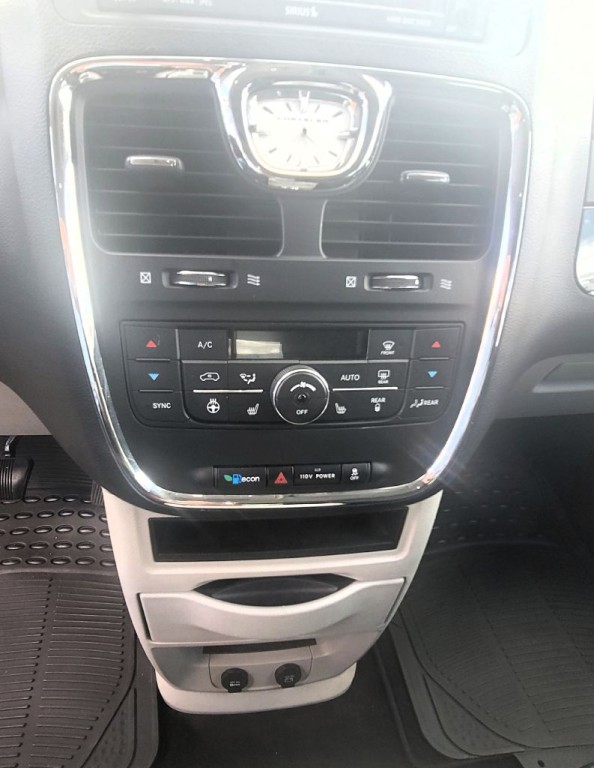 2011 Chrysler Town & Country Image 17