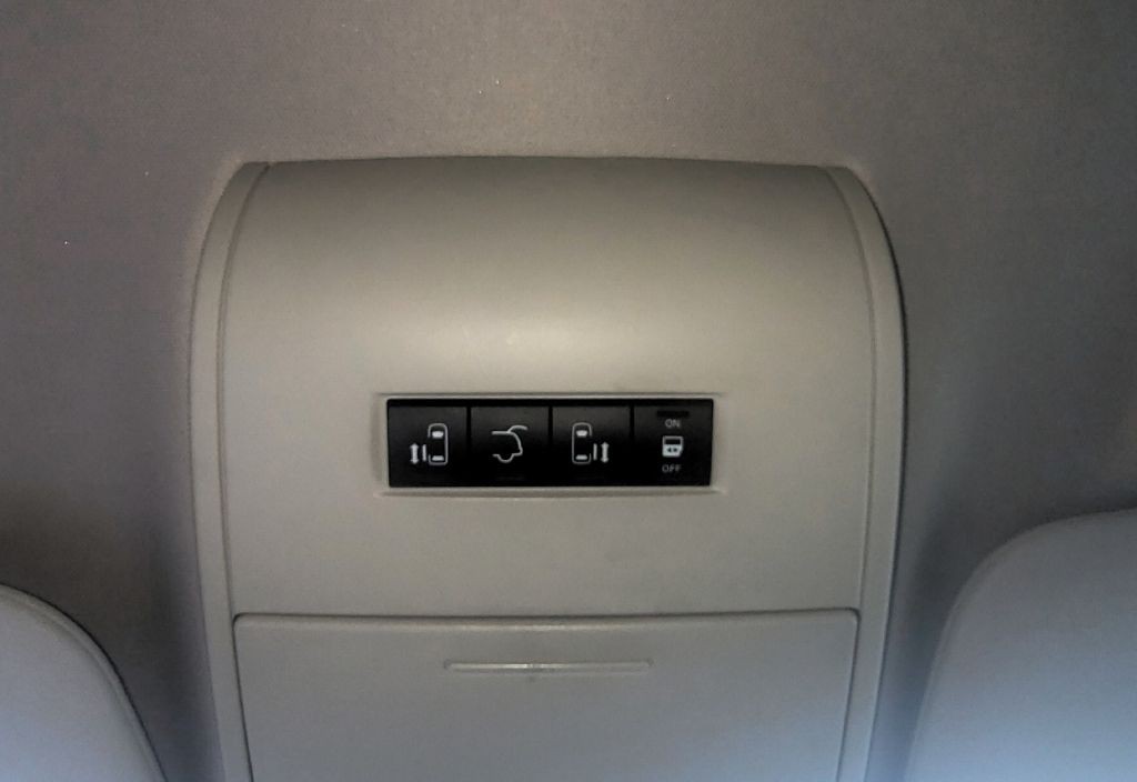 2011 Chrysler Town & Country Image 18