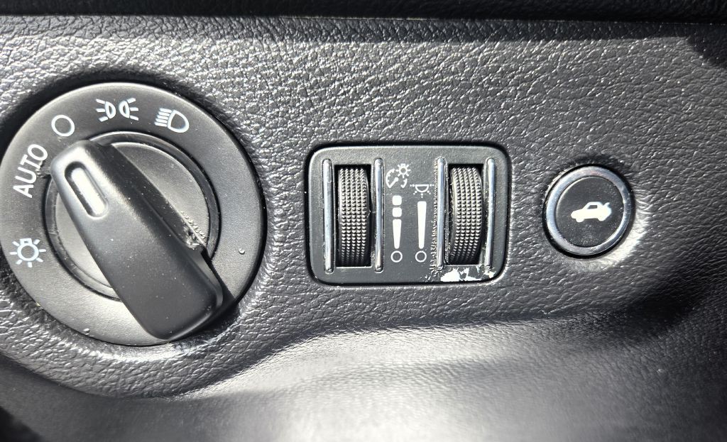 2016 Dodge Challenger Image 15