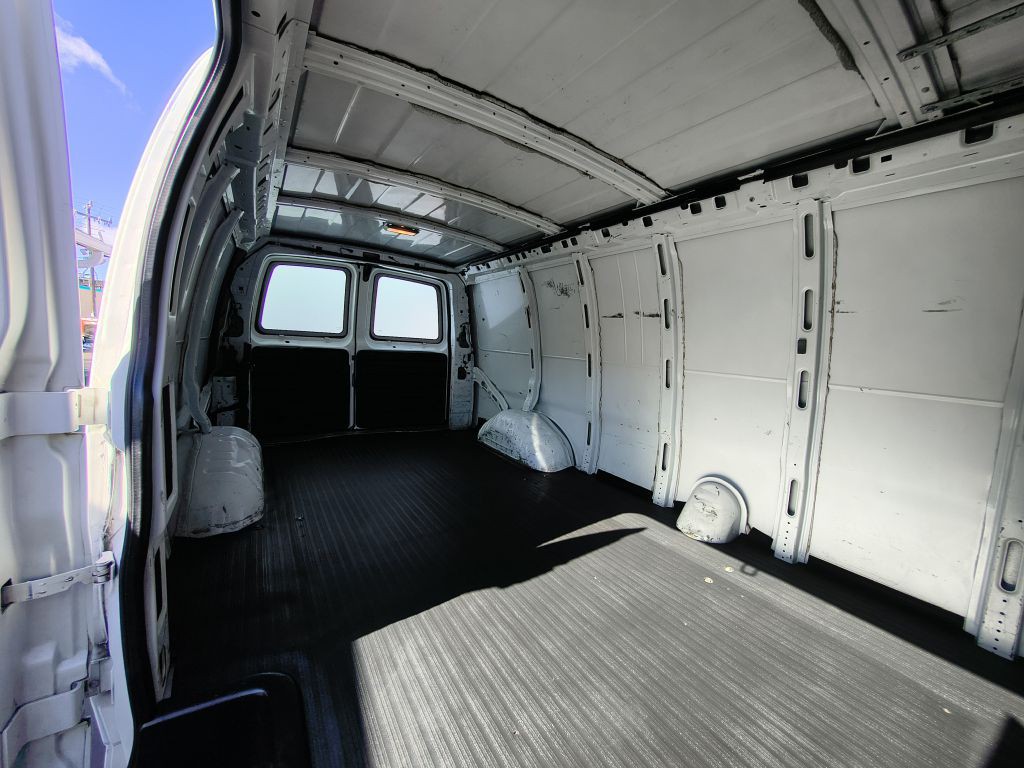 2005 Chevrolet Express Image 9