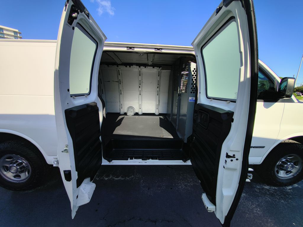 2005 Chevrolet Express Image 11