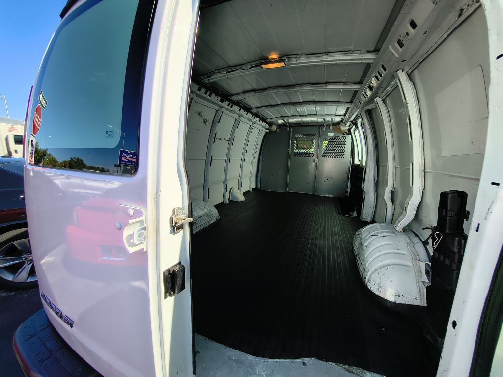 2005 Chevrolet Express Image 13
