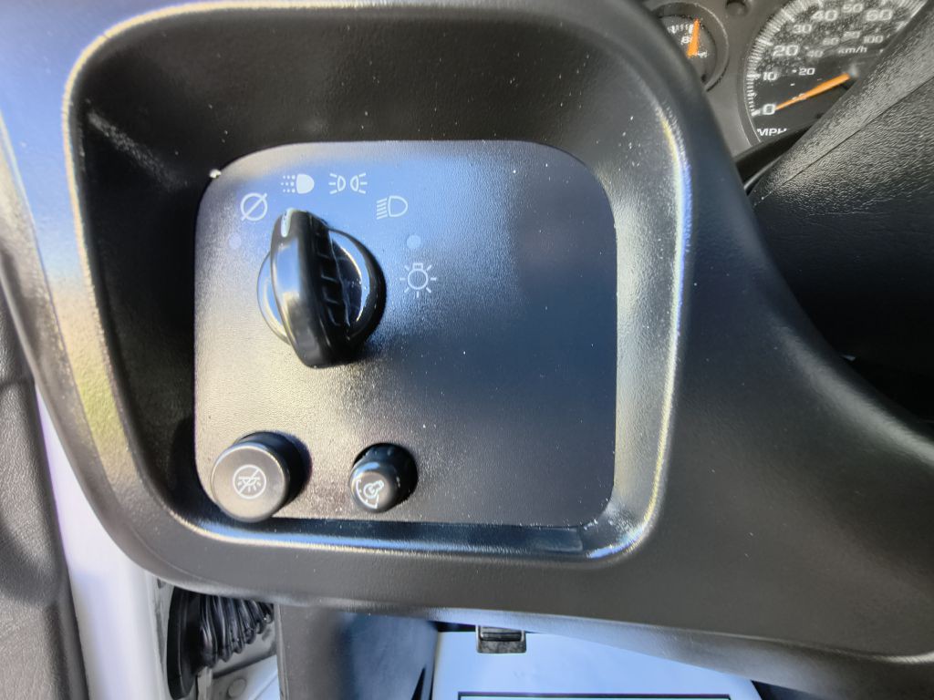 2005 Chevrolet Express Image 17