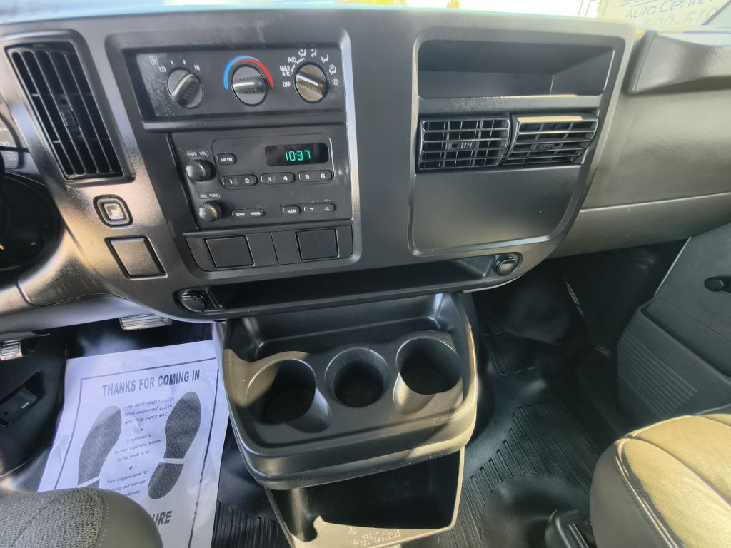 2005 Chevrolet Express Image 18