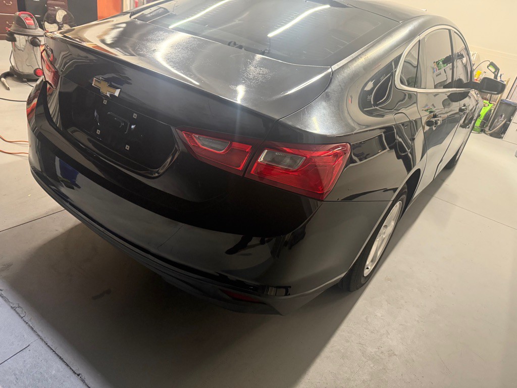 2017 Chevrolet Malibu Image 2