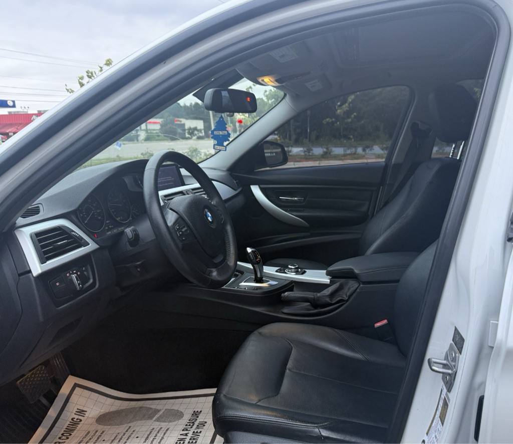 2013 BMW 3 Series Image 8