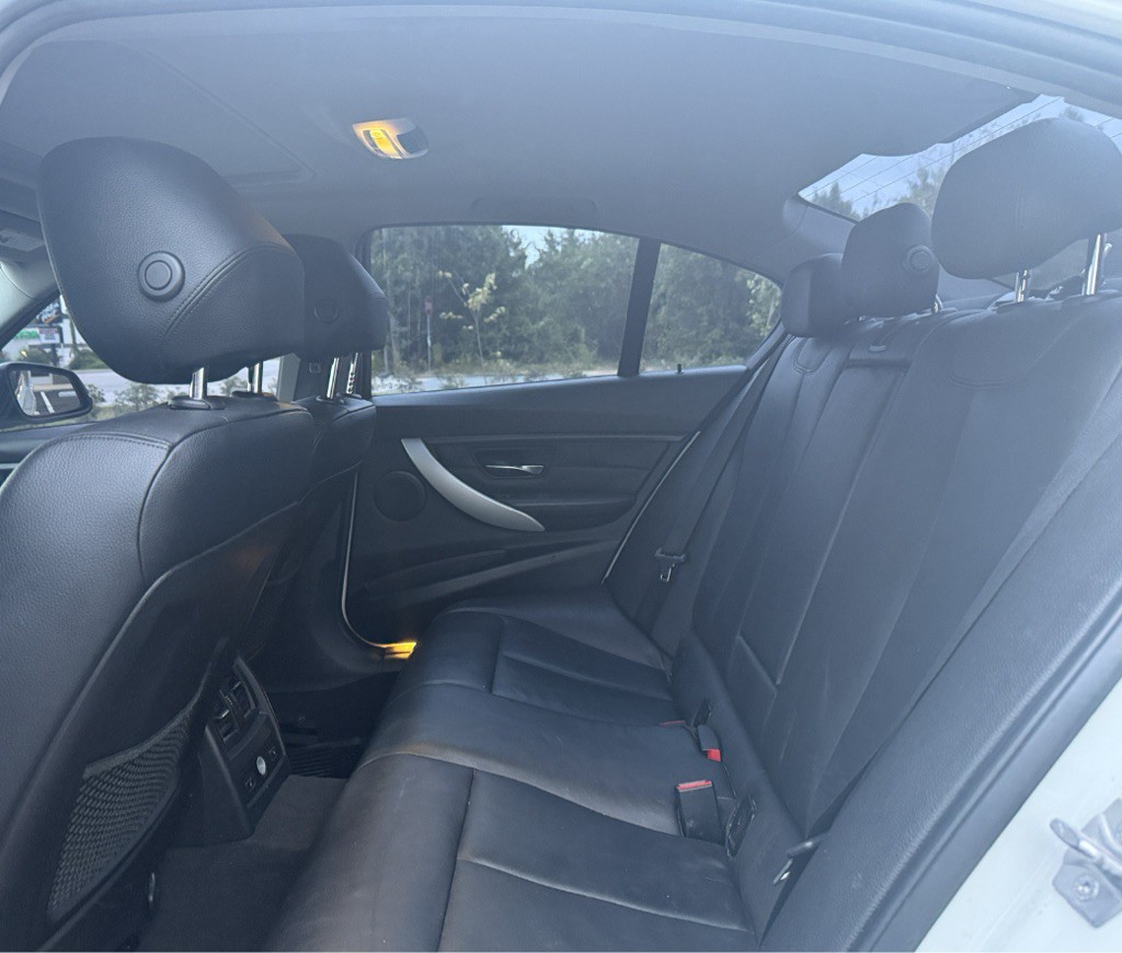 2013 BMW 3 Series Image 9