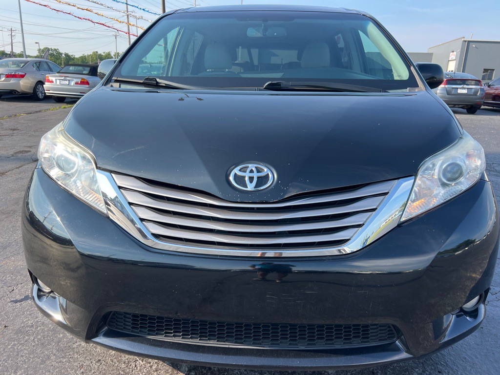 2015 Toyota Sienna Image 2