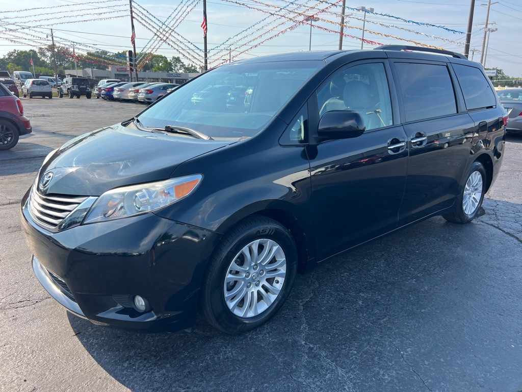 2015 Toyota Sienna Image 3