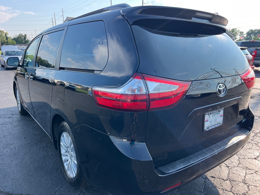 2015 Toyota Sienna Image 5