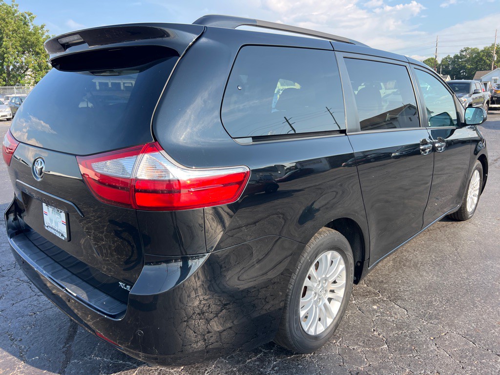 2015 Toyota Sienna Image 7