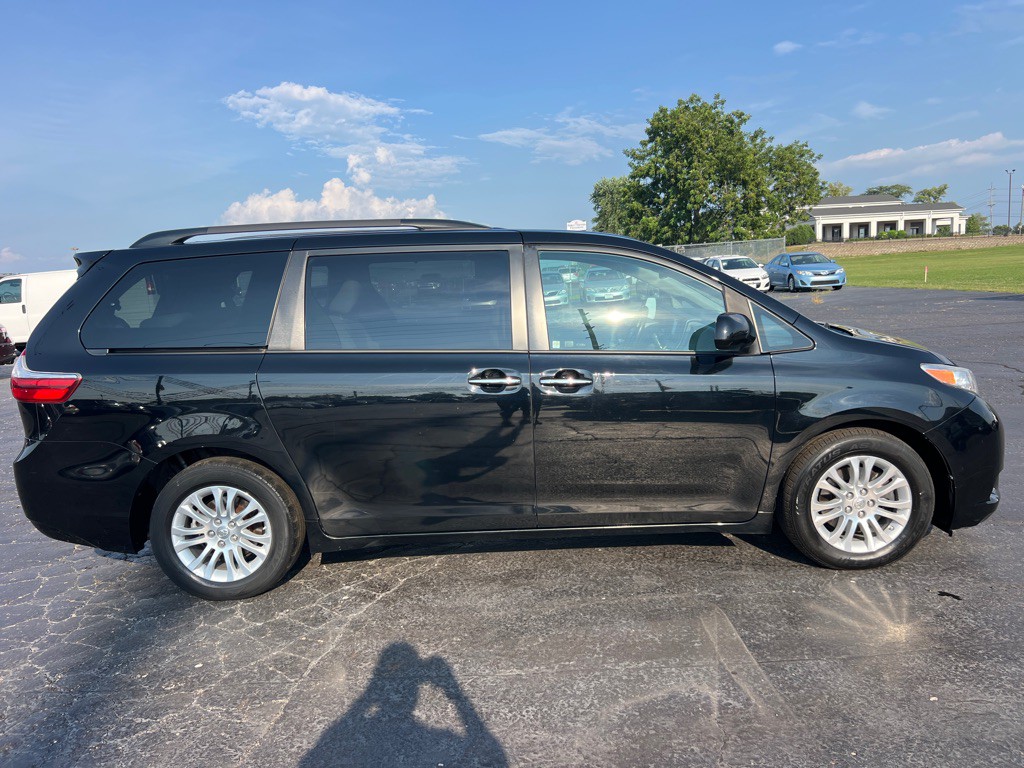 2015 Toyota Sienna Image 8