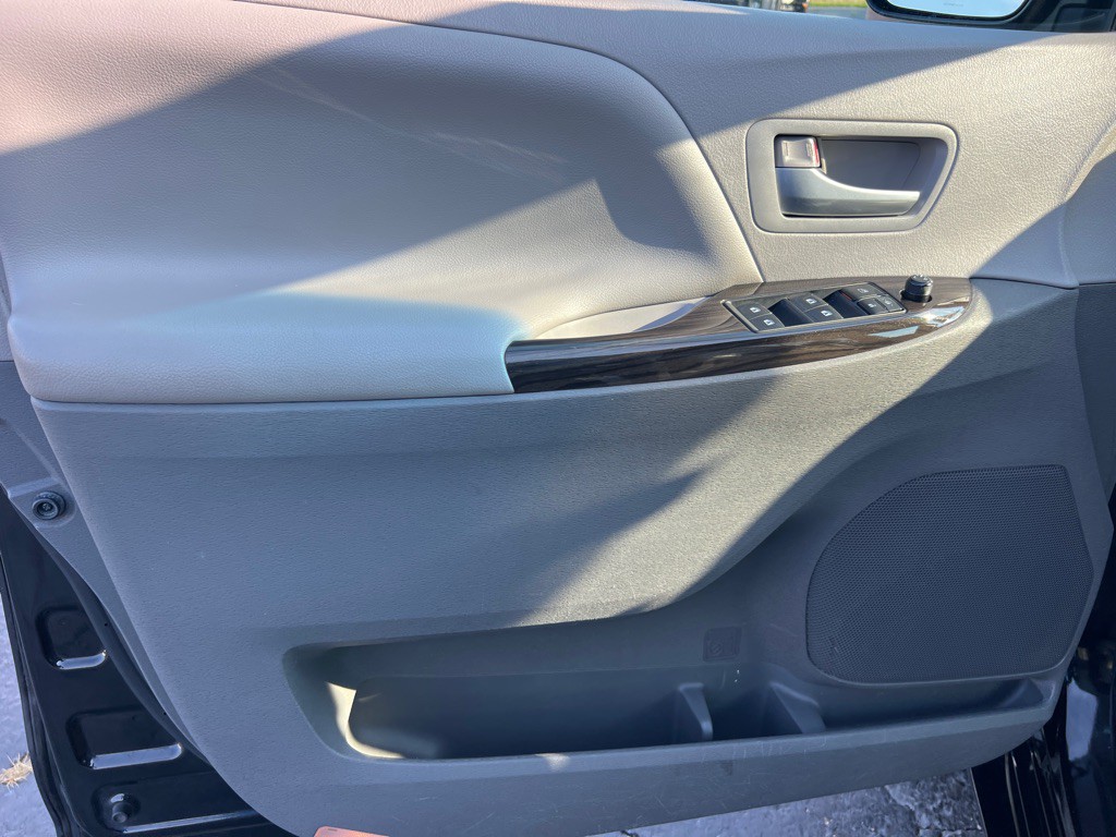 2015 Toyota Sienna Image 10