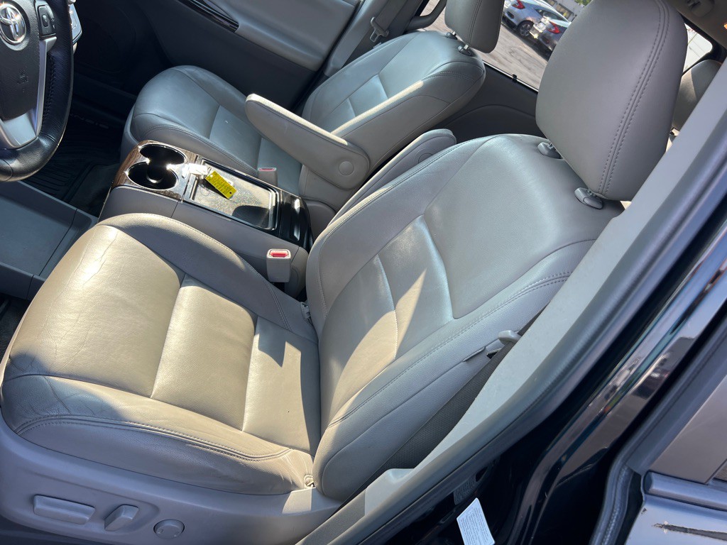 2015 Toyota Sienna Image 11
