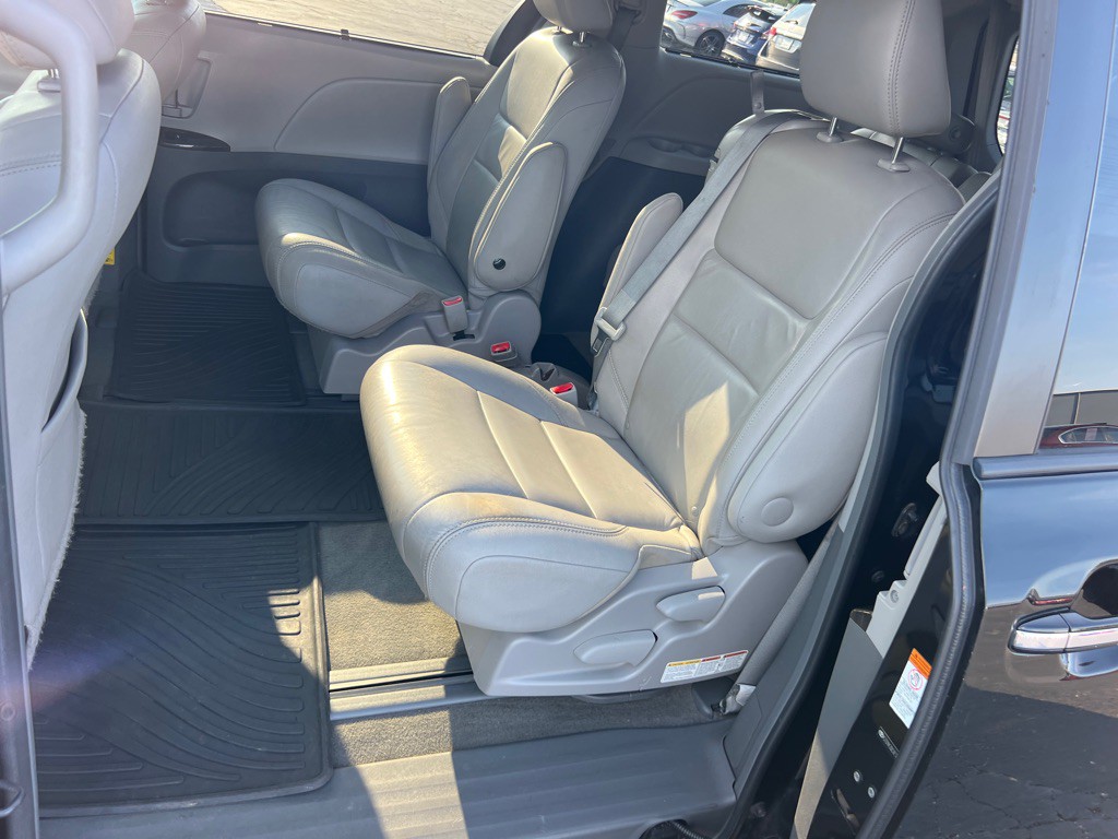 2015 Toyota Sienna Image 12