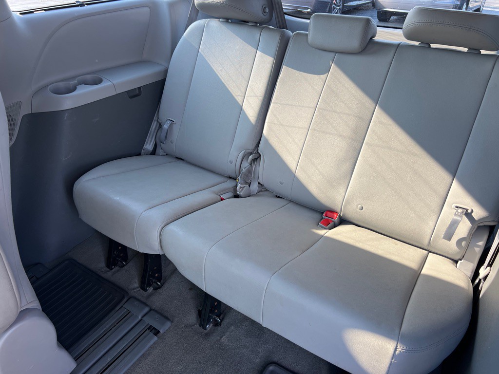 2015 Toyota Sienna Image 13